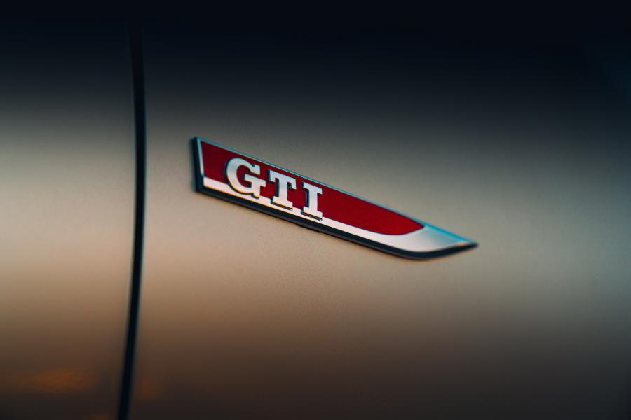 Логотип Volkswagen up! GTI 2020 года  (UK) (фото 5 из 40)